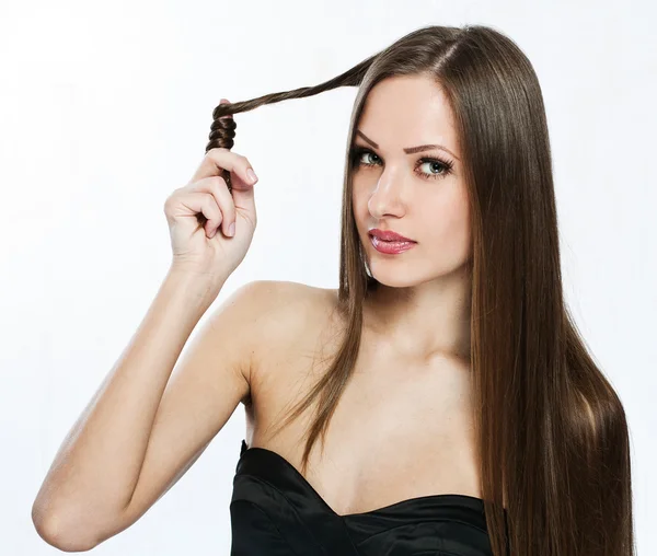 Retrato de una hermosa mujer en vestido negro — Foto de Stock