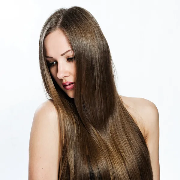 Retrato de mulher bonita com cabelos longos cobrindo seu corpo nu — Fotografia de Stock