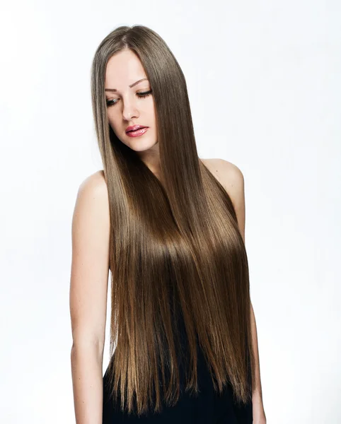 Retrato de uma mulher bonita em vestido preto — Fotografia de Stock