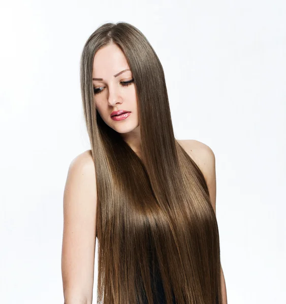 Retrato de mulher bonita com cabelos longos cobrindo seu corpo nu — Fotografia de Stock