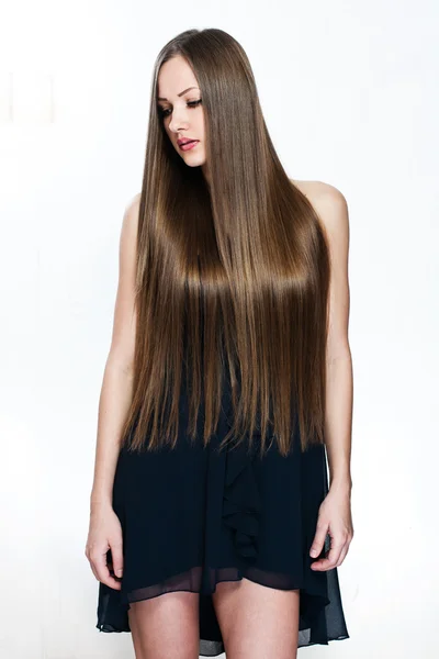 Retrato de una hermosa mujer en vestido negro — Foto de Stock