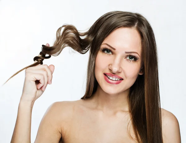 Ritratto ravvicinato di una bella giovane donna con eleganti lunghi capelli lucidi — Foto Stock