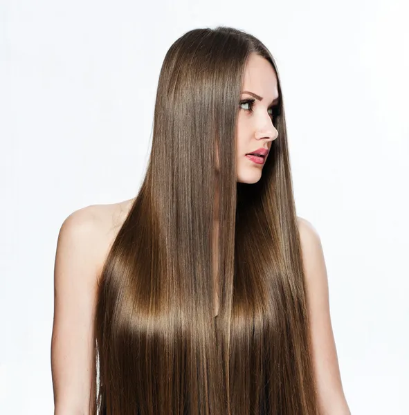 Porträt einer schönen Frau mit langen Haaren, die ihren nackten Körper bedeckt — Stockfoto