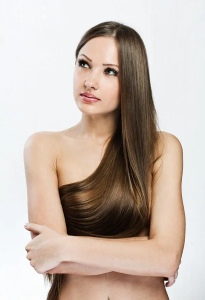 Retrato de mujer hermosa con el pelo largo cubriendo su cuerpo desnudo —  Fotos de Stock