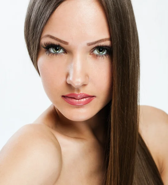 Retrato de cerca de una hermosa joven con elegante pelo largo y brillante — Foto de Stock