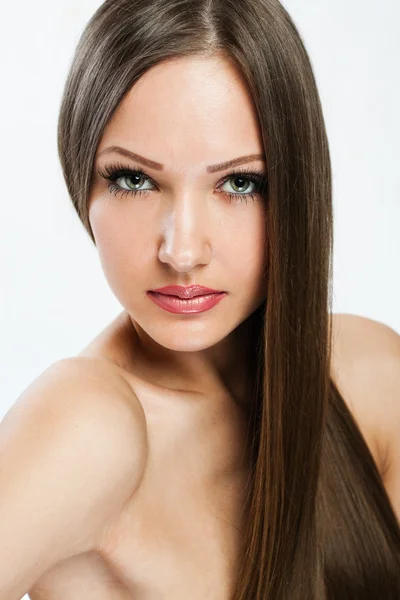 Retrato de cerca de una hermosa joven con elegante pelo largo y brillante — Foto de Stock