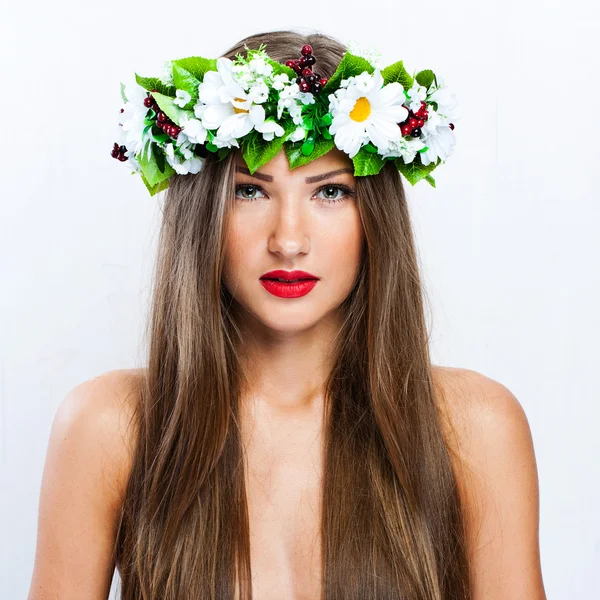 Mannequin de mode avec coiffure et fleurs dans ses cheveux — Photo