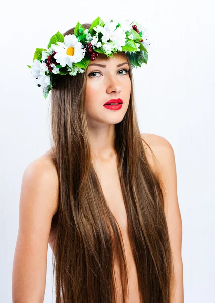 Mode model met kapsel en bloemen in haar haar — Stockfoto