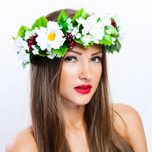 Muoti malli kampauksen ja kukkia hänen hiukset — kuvapankkivalokuva