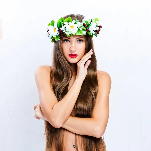 Mode model met kapsel en bloemen in haar haar — Stockfoto