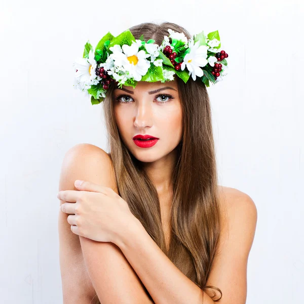 Mannequin de mode avec coiffure et fleurs dans ses cheveux — Photo