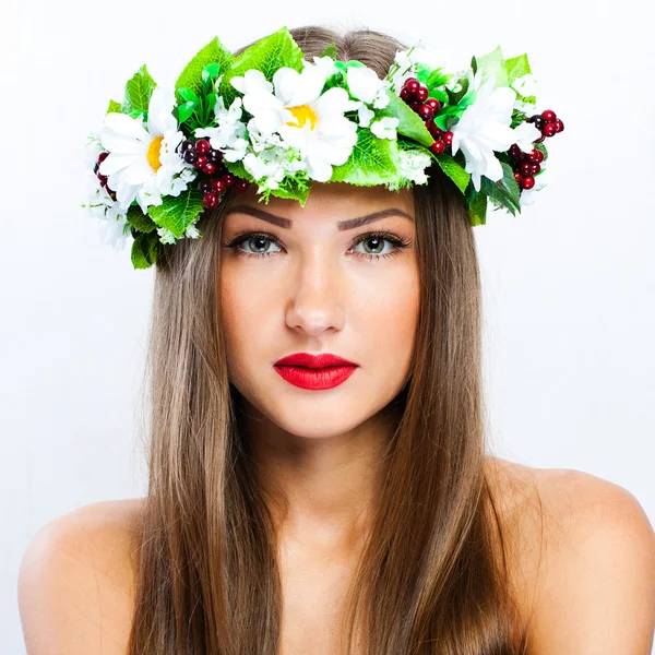 Mode modell med frisyr och blommor i håret — Stockfoto