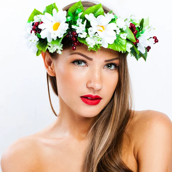 Mode modell med frisyr och blommor i håret — Stockfoto