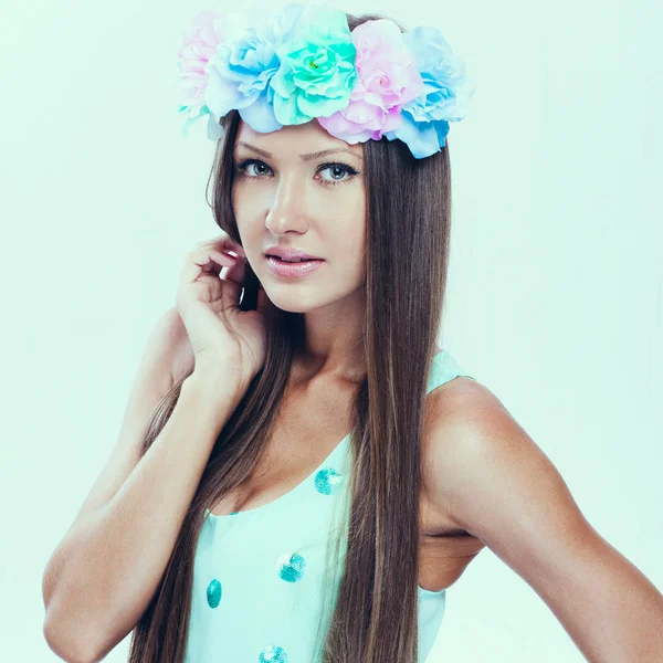 Modelo de moda con peinado y flores en su cabello —  Fotos de Stock