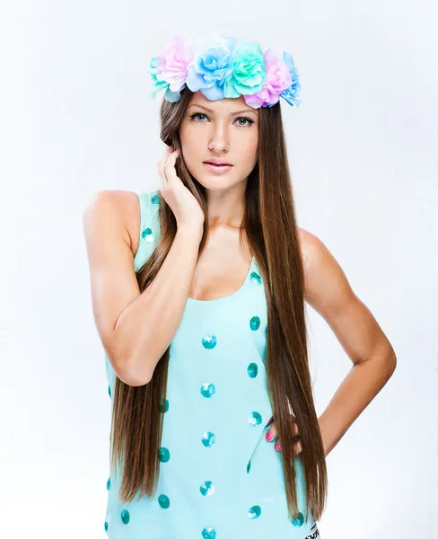 Μοντέλο μόδας με χτένισμα και λουλούδια στα μαλλιά της — Φωτογραφία Αρχείου