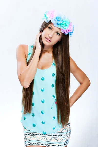 Mode model met kapsel en bloemen in haar haar — Stockfoto