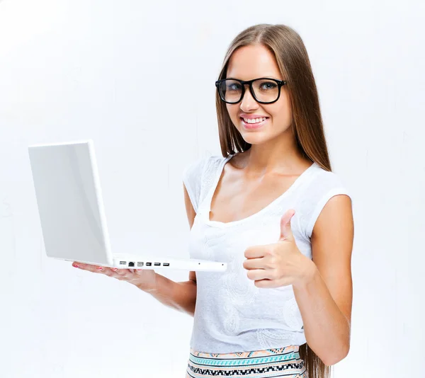 Portrait of smiling business woman in black horn-rimmed glasses with laptop — Stock Photo, Image