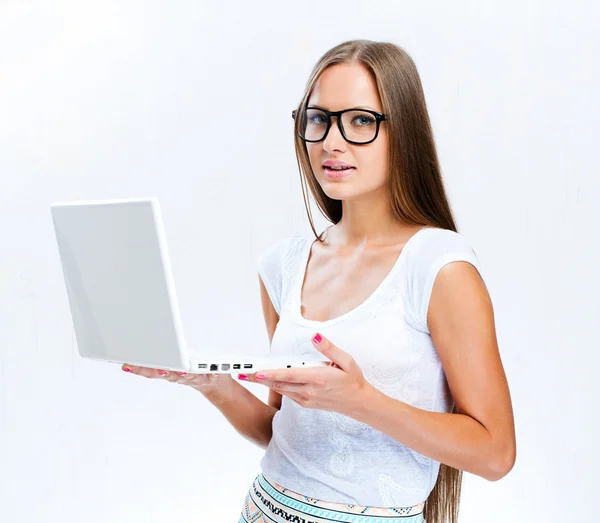 Retrato de mujer de negocios sonriente en gafas negras con borde de cuerno con portátil —  Fotos de Stock