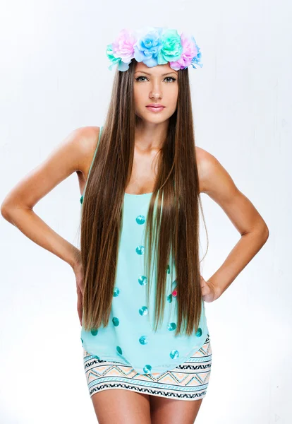Μοντέλο μόδας με χτένισμα και λουλούδια στα μαλλιά της — Φωτογραφία Αρχείου