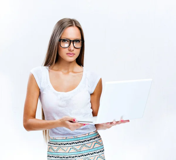 Retrato de mulher de negócios sorridente em óculos de chifre preto com laptop — Fotografia de Stock