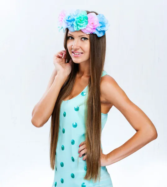 Mode modell med frisyr och blommor i håret — Stockfoto