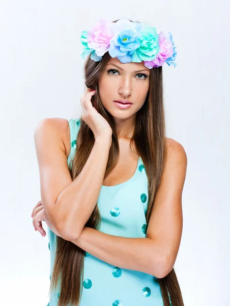 Modelo de moda con peinado y flores en su cabello —  Fotos de Stock