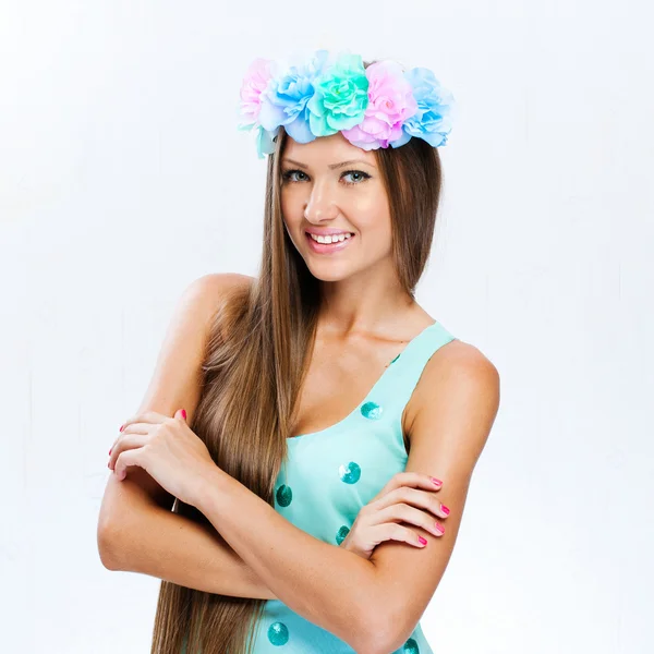 Модна модель з зачіскою і квітами в її волоссі — стокове фото