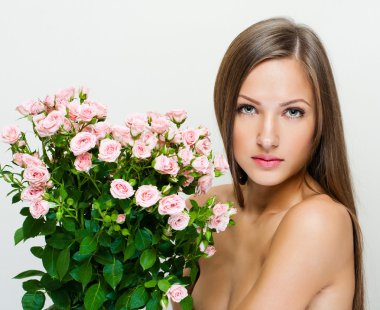 güzel bir yüzü ve pembe çiçekler olan kadın