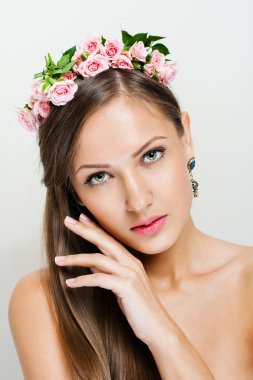güzel bir kadının kafasına çelenk ile portre portre