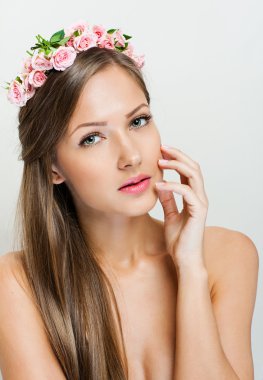 güzel bir kadının kafasına çelenk ile portre portre