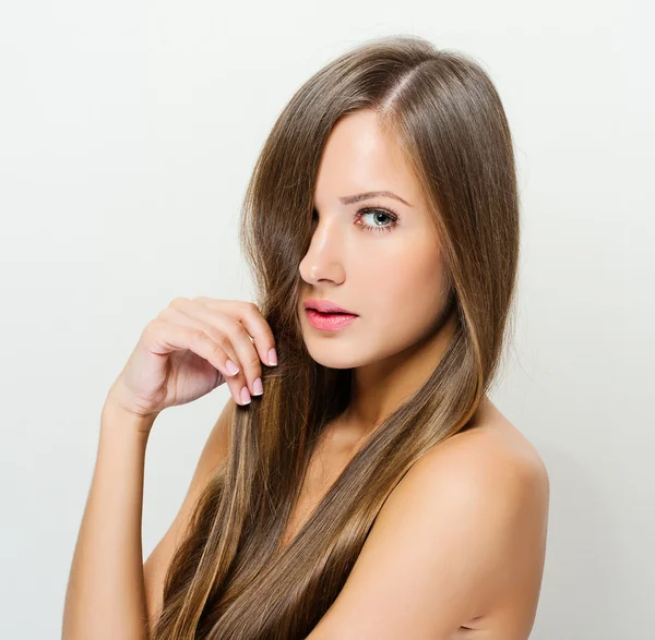 Skönhet kvinna med länge frisk och glänsande smidig brunt hår — Stockfoto