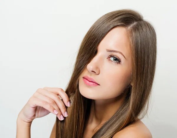 Güzellik kadın yumuşak kahverengi saçlı uzun sağlıklı ve parlak — Stok fotoğraf
