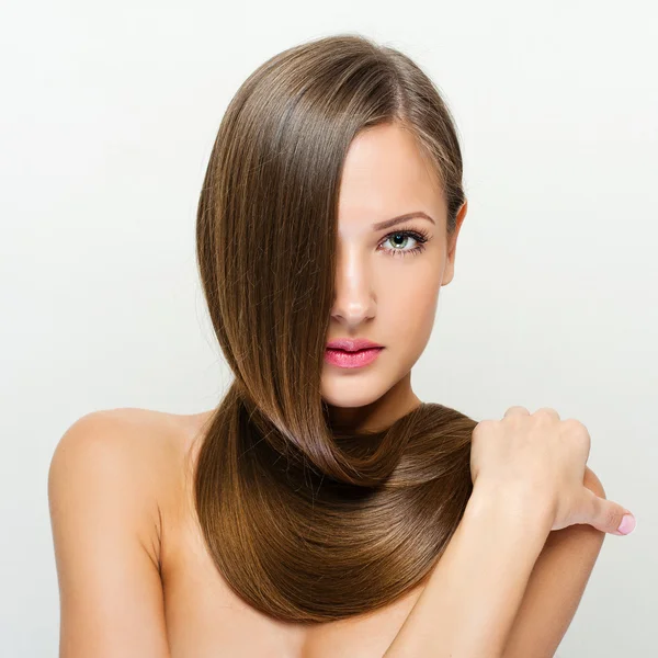 güzellik kadın yumuşak kahverengi saçlı uzun sağlıklı ve parlak