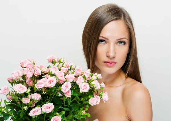 美しい顔とピンクの花を持つ女性 — ストック写真