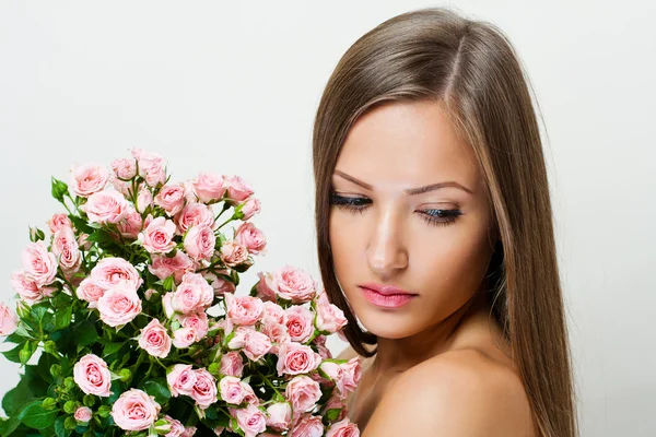 Mujer con cara hermosa y flores rosadas —  Fotos de Stock