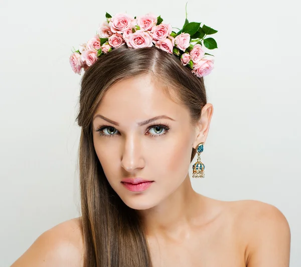 Closeup portrait of a beautiful woman with a wreath on head — Stock Photo, Image