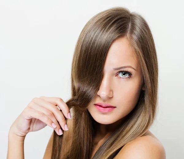 Bellezza donna con lunghi capelli castani lisci sani e lucidi — Foto Stock