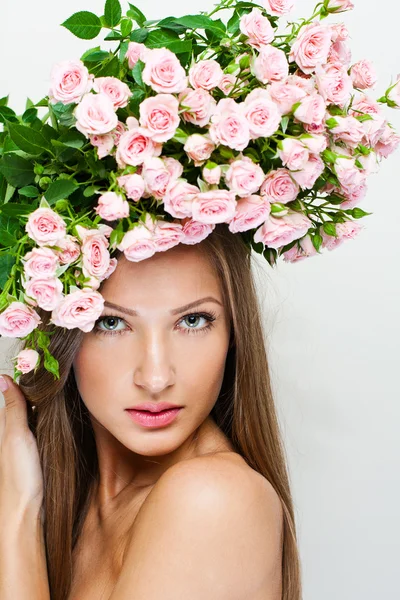 Closeup portrait of a beautiful woman with a wreath on head — Stock Photo, Image