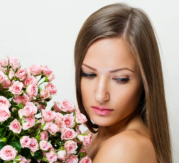 Mujer con cara hermosa y flores rosadas —  Fotos de Stock