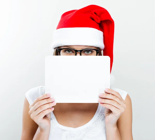 Boże Narodzenie santa kapelusz kobieta portret - pokazuje kartkę — Zdjęcie stockowe