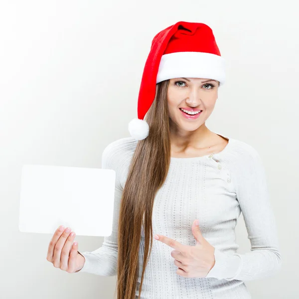 Retrato de mujer del sombrero de Santa Navidad. Sonriente chica feliz muestra una postal —  Fotos de Stock