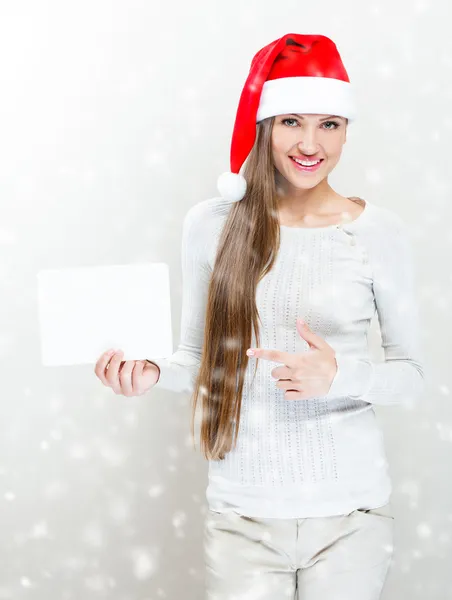 Sombrero de Navidad de Santa - retrato de mujer. Sonriente chica feliz sostiene una postal . —  Fotos de Stock