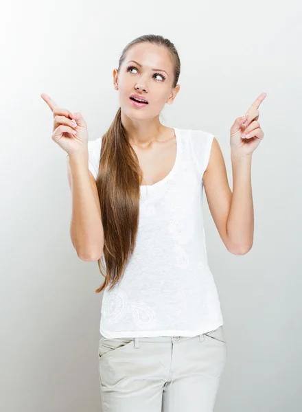 Mujer de negocios feliz señalando una idea - pulgares hacia arriba —  Fotos de Stock