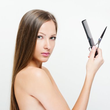 kadın portre makas beyaz zemin üzerine