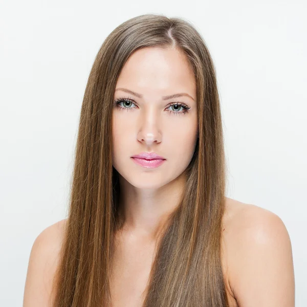 Modemodel mit langen glatten Haaren. — Stockfoto