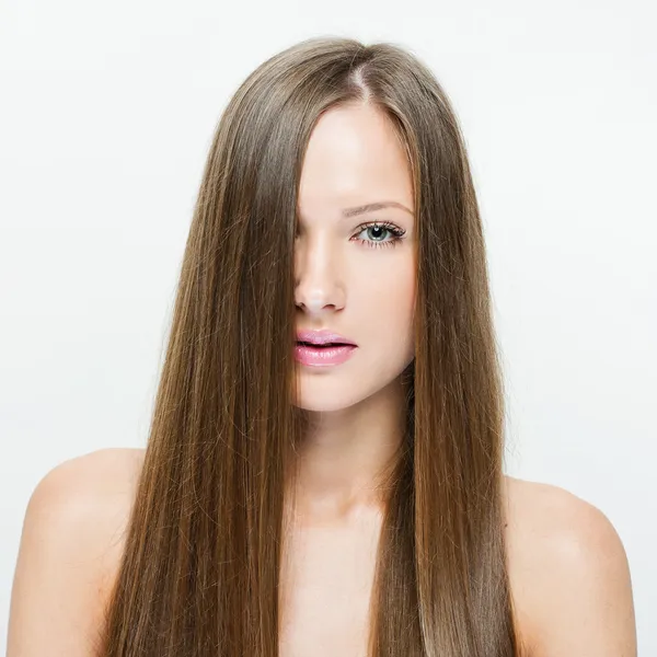 Modemodel mit langen glatten Haaren. — Stockfoto