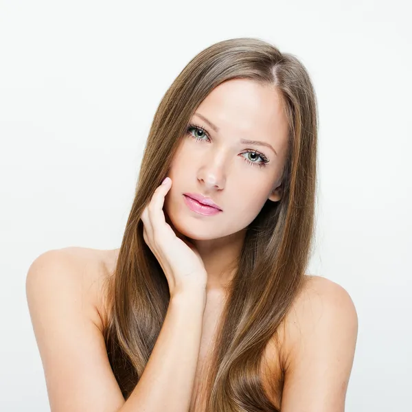 Uzun düz saç modeliyle moda.