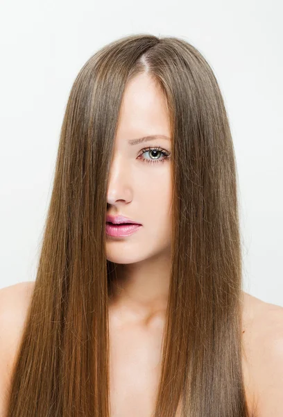 Modemodel mit langen glatten Haaren. — Stockfoto
