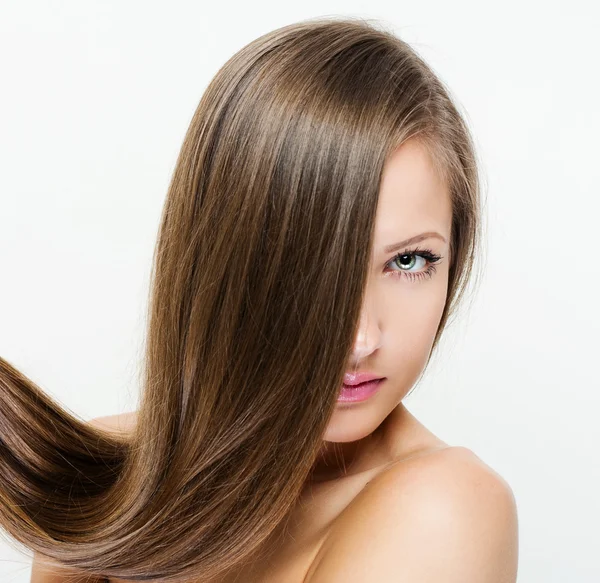 Mujer con cabello castaño largo de belleza —  Fotos de Stock