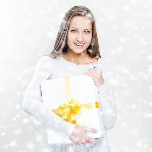 Mulher com caixa de presente — Fotografia de Stock